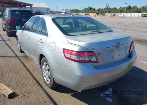 2010 Toyota Camry Le z USA, uszkodzony, nr VIN 4T1BF3EK8AU088935